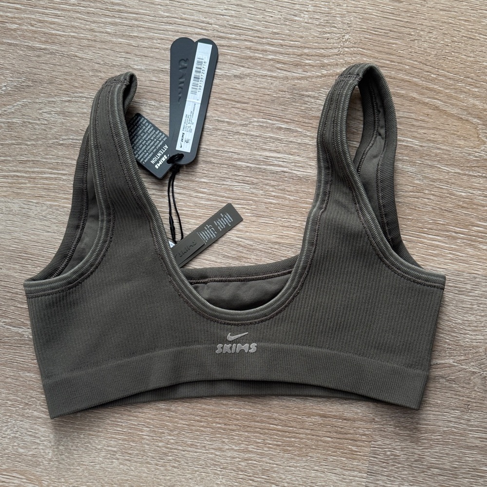 NIKESKIMS RIBBED SEAMLESS MICRO SCOOP BRA DUSTY OAKMOSS - Picture 5 of 6
